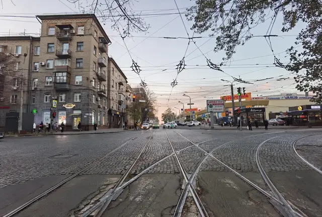 Трамвайні колії й міська забудова на вулиці Архітектора Олега Петрова