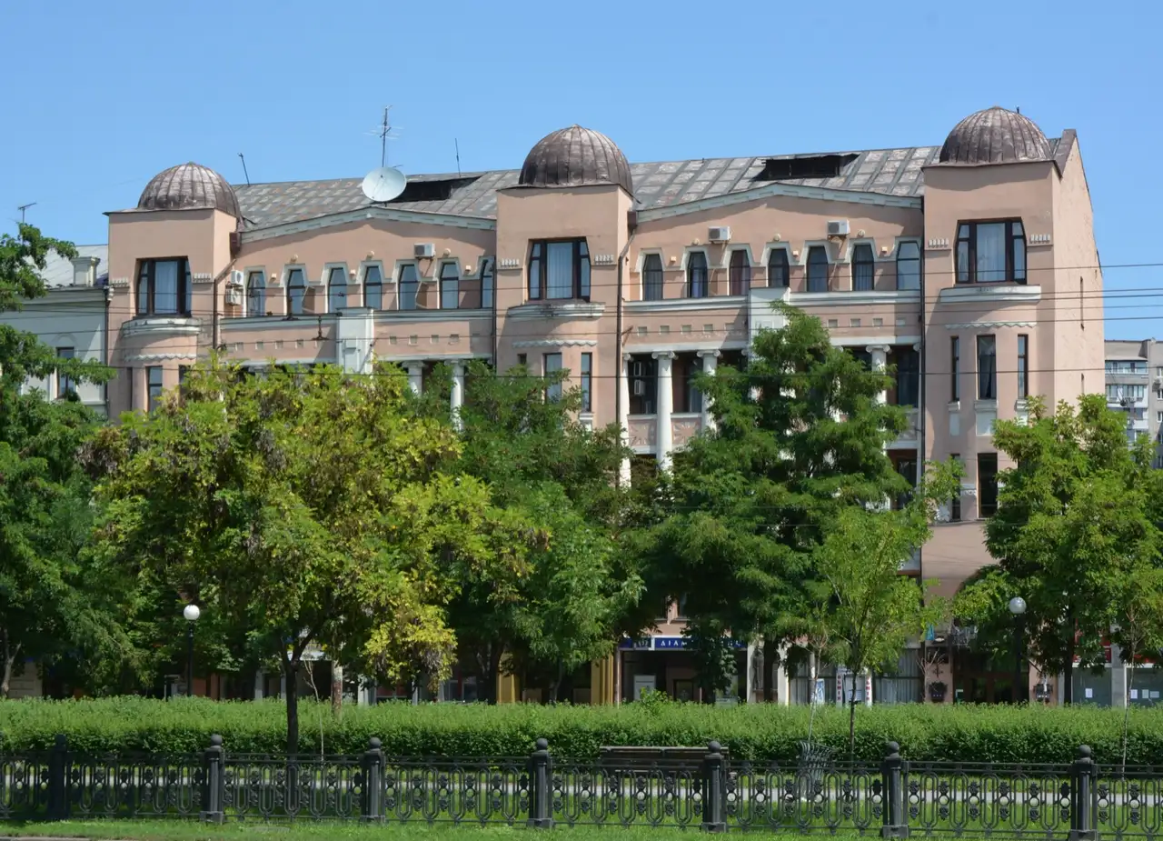 Широкий фасад готелю «Асторія» на проспекті Яворницького у 2015 році