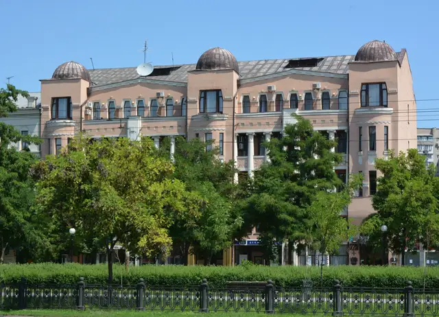Широкий фасад готелю «Асторія» на проспекті Яворницького у 2015 році