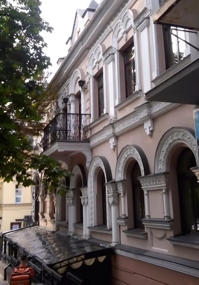 Декор фасаду прибуткового будинку на вулиці Барикадній, 2 у Дніпрі