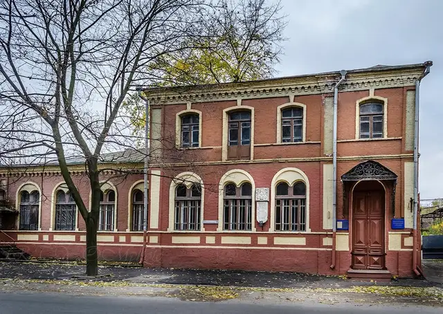 Червоний цегляний фасад міської садиби Фадєєвих із входом до музейного центру