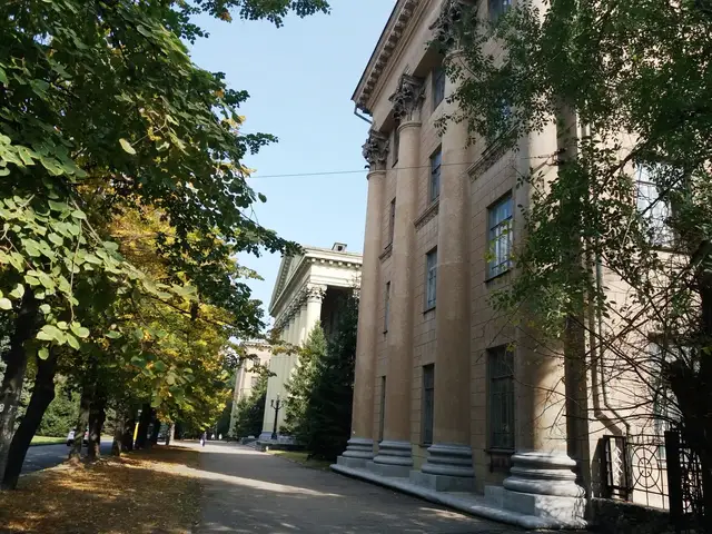 Зелена алея між історичними корпусами ДІІТ на вулиці Лазаряна у Дніпрі