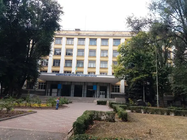 Зелений підхід до навчального корпусу ДМетІ з історичною вивіскою металургійної академії