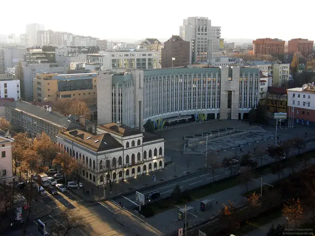 Панорамний вид на будівлю Дніпровської міської ради, каскад і забудову проспекту