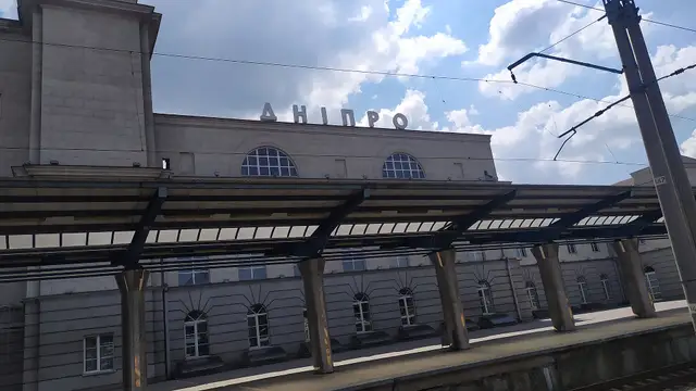 Фасад вокзалу Дніпро-Головний із боку пасажирських платформ