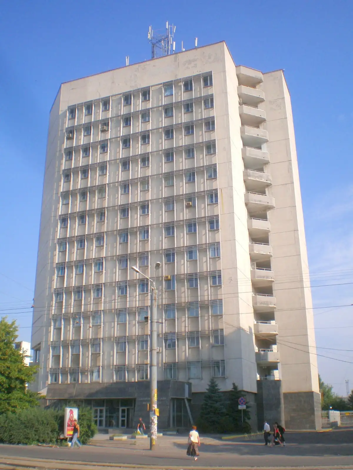 Сонячний літній фасад будівлі управління Дніпровського метрополітену, у якій міститься музей історії метро