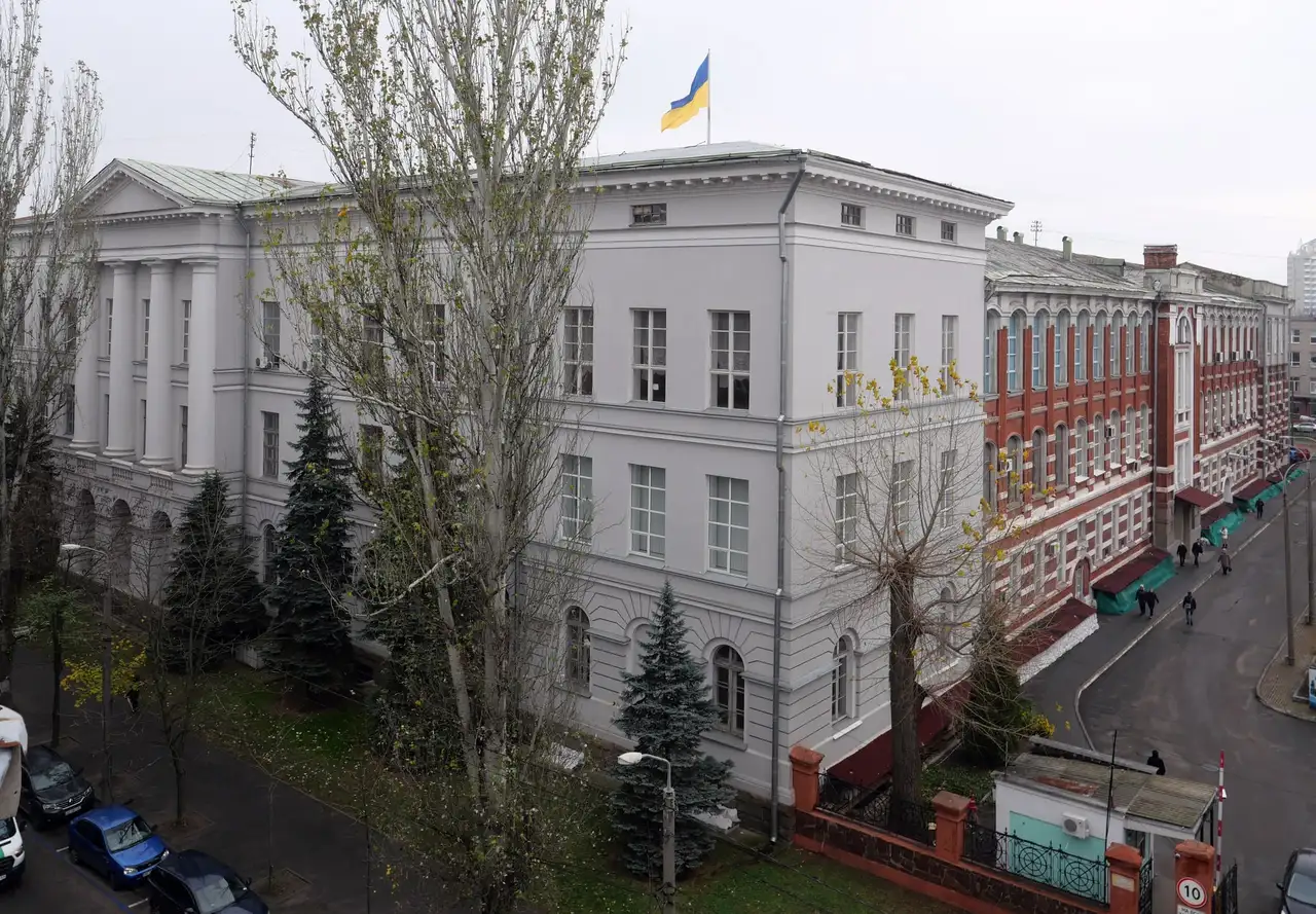 Західний фасад історичного корпусу Дніпровської політехніки на проспекті Дмитра Яворницького