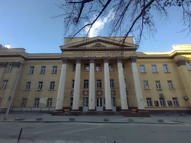 Класицистичний старий корпус аграрно-економічного університету з шестиколонним портиком, фронтоном і написом над колонами