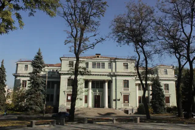 Зелений історичний фасад корпусу обласної наукової бібліотеки на проспекті Яворницького, 18