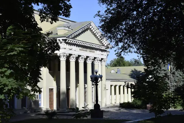 Колонадний фасад Палацу студентів ДНУ, у якому працює музей музичних інструментів