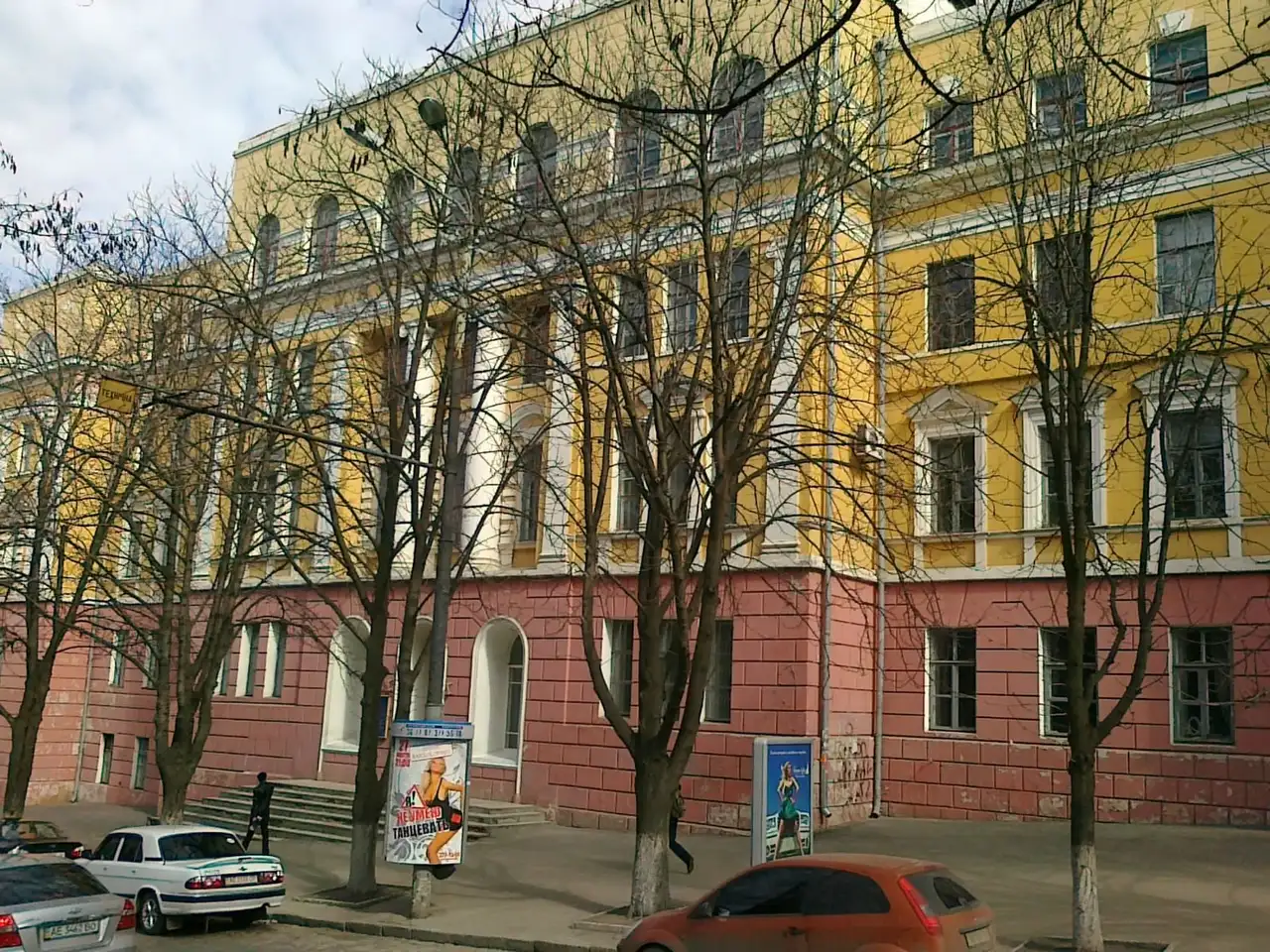 Фасад корпусу № 2 ДНУ, у якому міститься Зоологічний музей