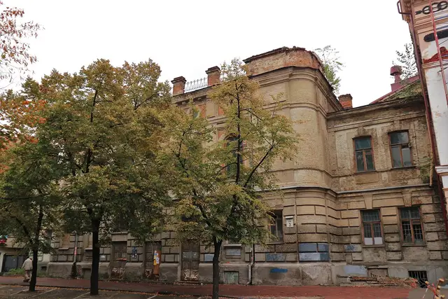 Фасад колишнього Англійського клубу на Воскресенській вулиці у 2018 році