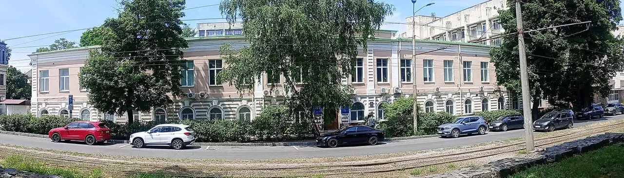 Панорамний фасад будівлі Першої чоловічої класичної гімназії на Соборній площі у Дніпрі