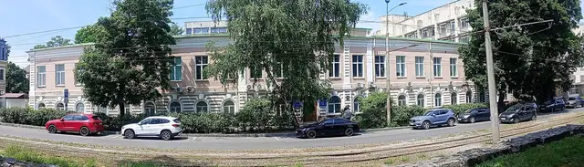Панорамний фасад будівлі Першої чоловічої класичної гімназії на Соборній площі у Дніпрі