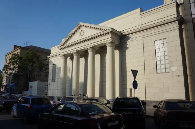 Фасад синагоги «Золота Роза» з арковими вікнами між корпусами Menorah Center
