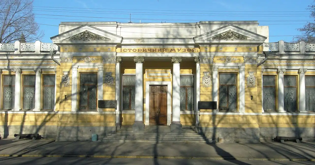 Головний фасад історичного музею імені Д. І. Яворницького у Дніпрі