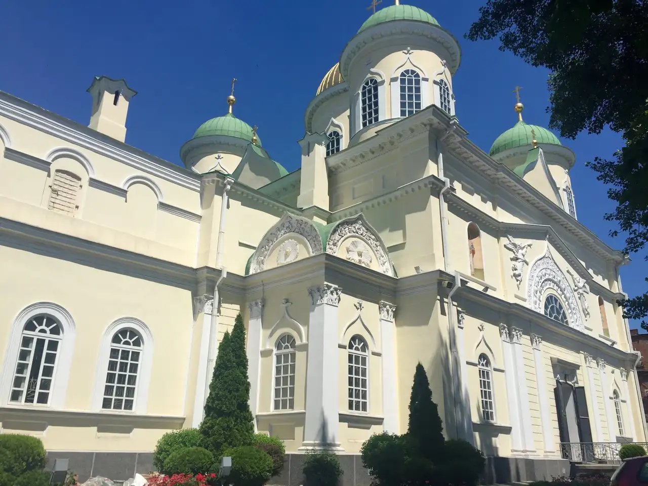 Свято-Троїцький собор із зеленою покрівлею, дзвіницею і світлими фасадами на Троїцькій площі