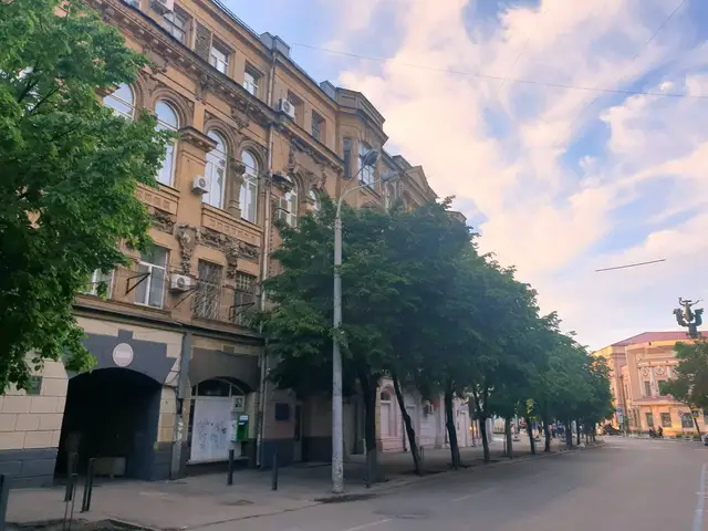 Історичний фасад колишнього готелю «Лондон» на Воскресенській вулиці