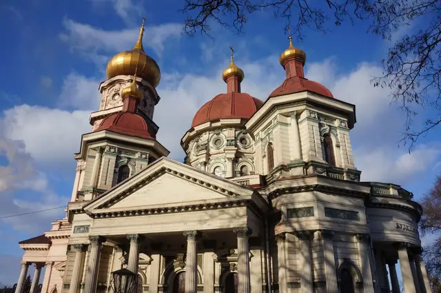 Фасад колишньої Брянської церкви, у якій працює Будинок органної та камерної музики
