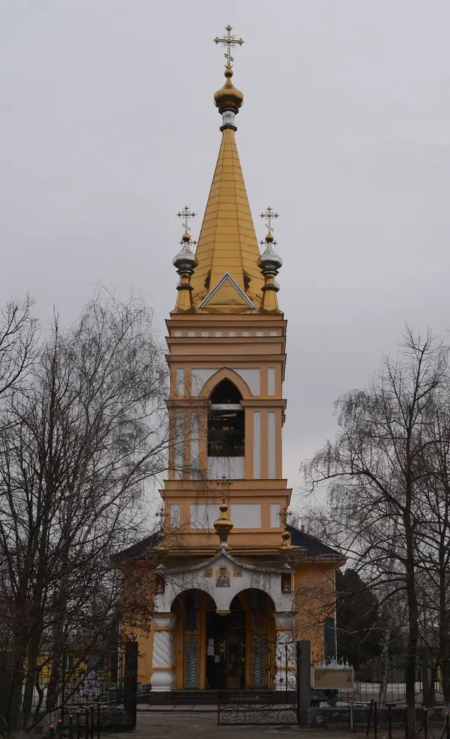 Дзвіниця Свято-Миколаївського храму в Старій Ігрені із золотим шатром і хрестами на тлі зимового неба