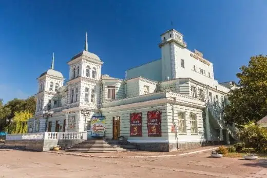 Світлий історичний фасад основної сцени театру імені Лесі Українки у Кам’янському
