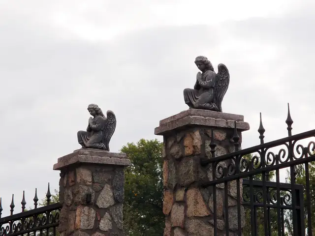 Неоготичний фасад костелу Святого Миколая у Кам’янському