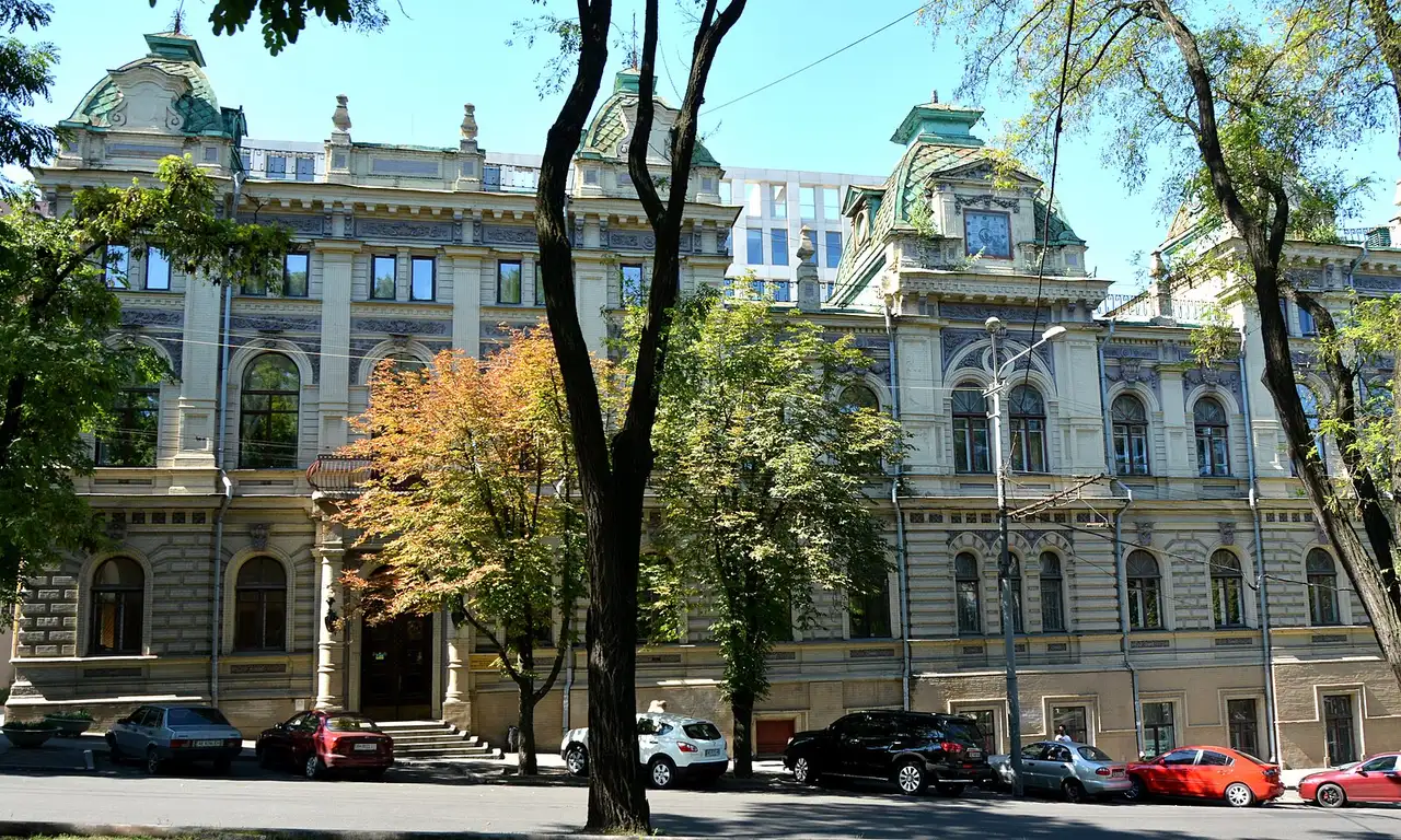 Головний фасад колишньої Катеринославської міської думи на проспекті Дмитра Яворницького