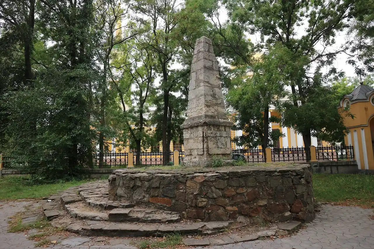 Кам’яний обеліск Катеринославської верстової милі біля Спасо-Преображенського собору