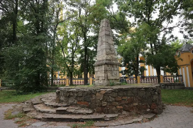 Кам’яний обеліск Катеринославської верстової милі біля Спасо-Преображенського собору
