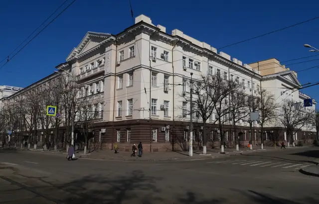 Наріжний фасад будівлі Управління Катеринославської залізниці на проспекті Яворницького