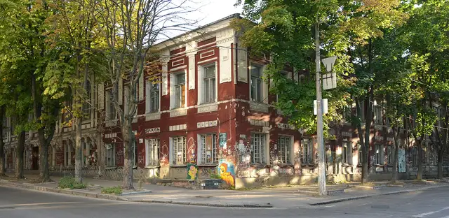 Зовнішній вигляд корпусу Земського дому на Крутогірному узвозі у 2015 році