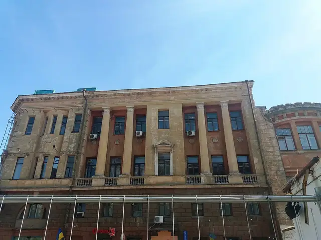 Безлюдний фасад громадського будинку на Короленка, 1 за адресою Holy Bun
