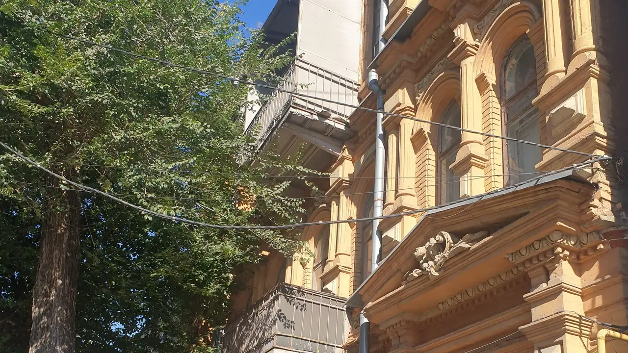 Сонячний фрагмент історичного прибуткового будинку на вулиці Короленка, 10, корпус 2 біля адресної точки Churchill