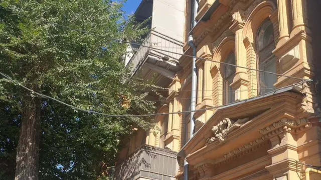 Сонячний фрагмент історичного прибуткового будинку на вулиці Короленка, 10, корпус 2 біля адресної точки Churchill