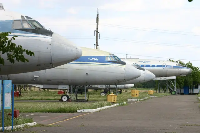 Носові частини великих літаків на відкритому майданчику музею авіації у Кривому Розі