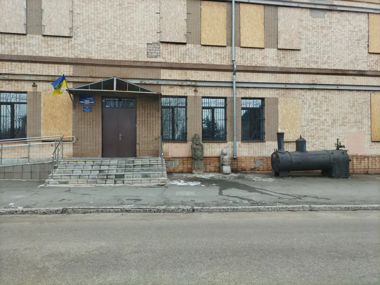 Фасад Криворізького міського історико-краєзнавчого музею