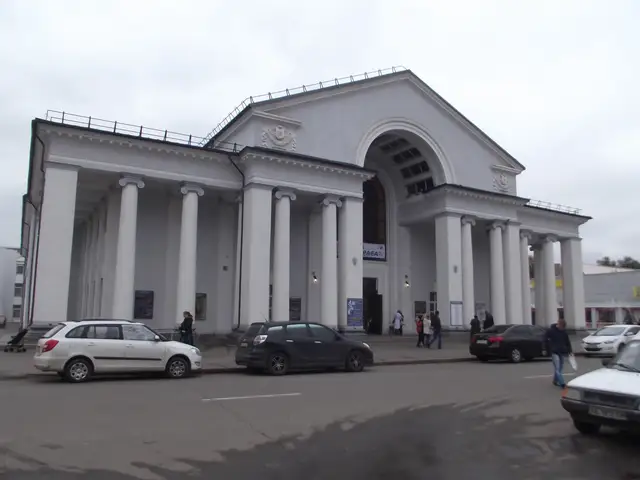 Головний фасад Криворізького театру імені Тараса Шевченка