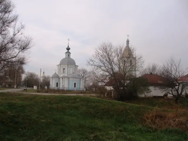 Успенська церква й Варваринська церква-дзвіниця над сільською забудовою Китайгорода