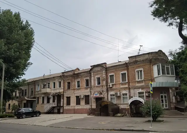 Будинки на проспекті Лесі Українки, 24 у зеленому літньому оточенні