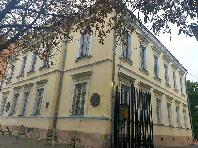 Кутовий фасад музею «Літературне Придніпров’я» з входом за огорожею