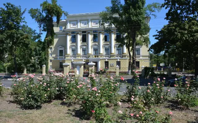 Літній фасад будівлі ліцею №23 «Соборний» із деревами та розарієм перед головним корпусом