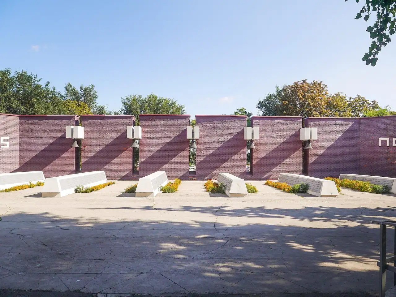 Меморіальна стіна та братські могили у парку Пам’яті та Примирення у 2020 році