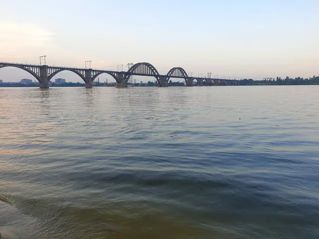 Арки Мерефо-Херсонського мосту над водою Дніпра
