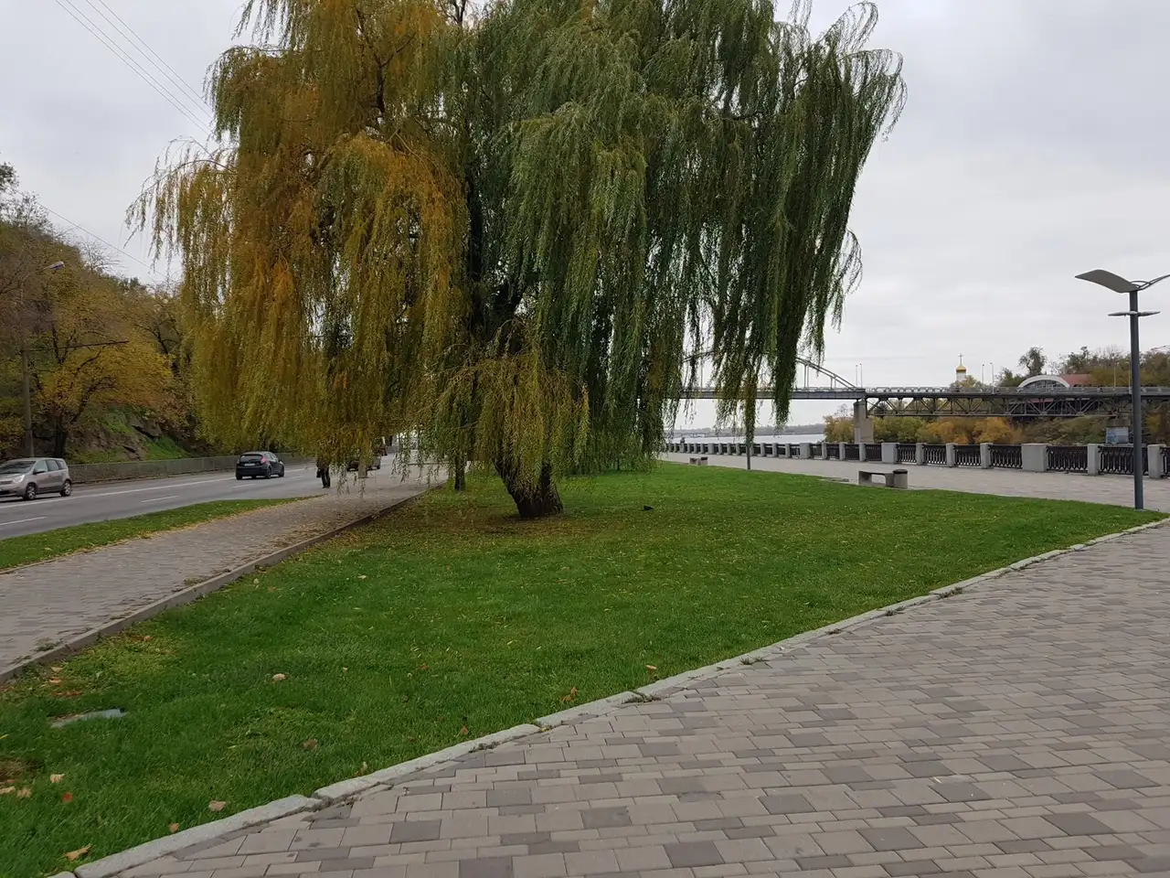 Пішохідний міст на Монастирський острів, видно здалеку з набережної під вербою