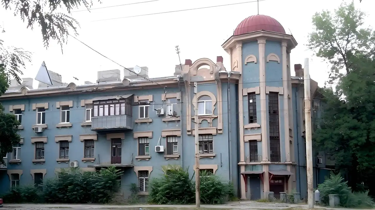 Фасад історичного будинку на проспекті Сергія Нігояна, 50, де міститься «Музей дитинства»