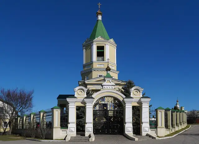 Свято-Миколаївська церква Нового Кодака за огорожею, вид із південного заходу