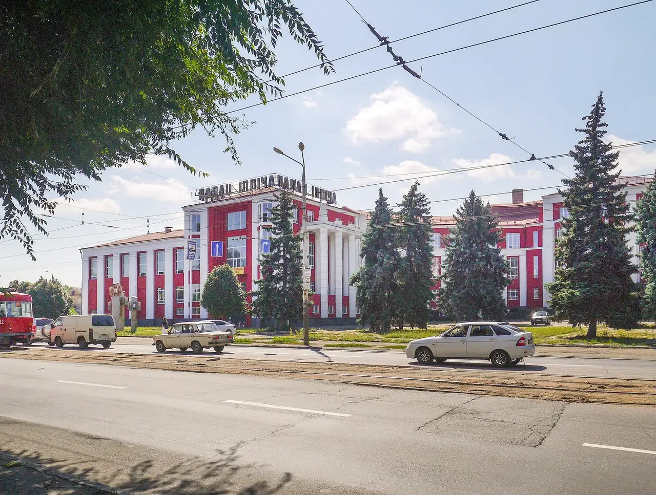 Головний фасад Палацу праці на проспекті Сергія Нігояна у Дніпрі