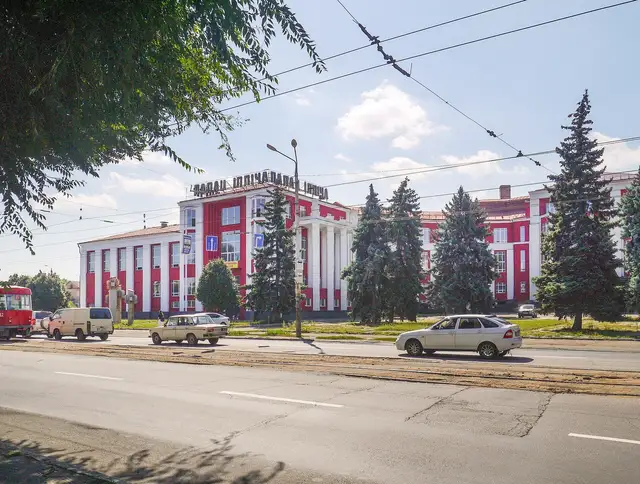 Головний фасад Палацу праці на проспекті Сергія Нігояна у Дніпрі