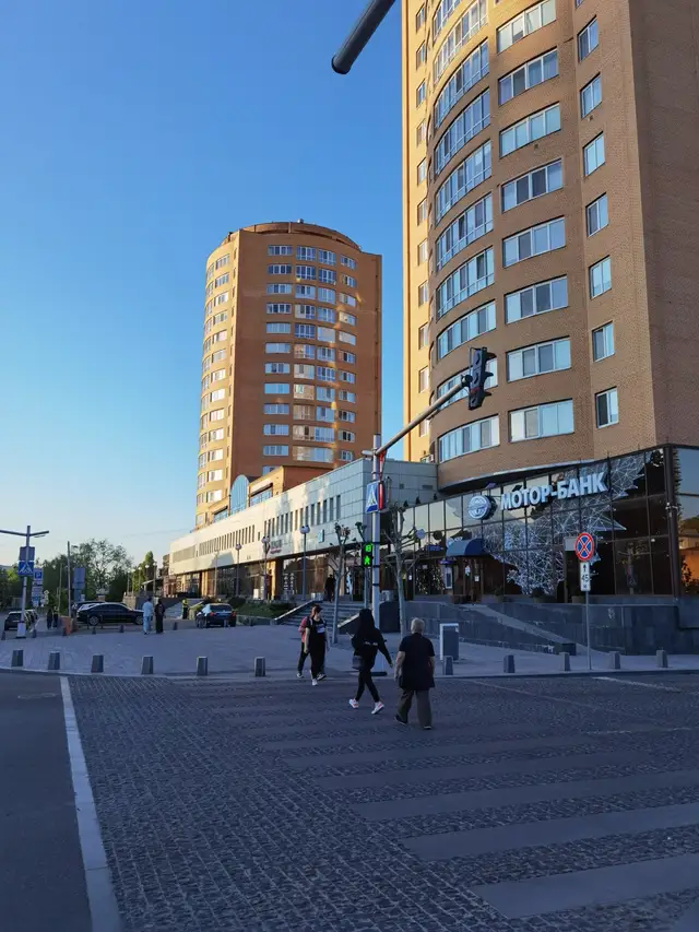 Сучасна забудова й пішохідний перехід на вулиці Павла Нірінберга