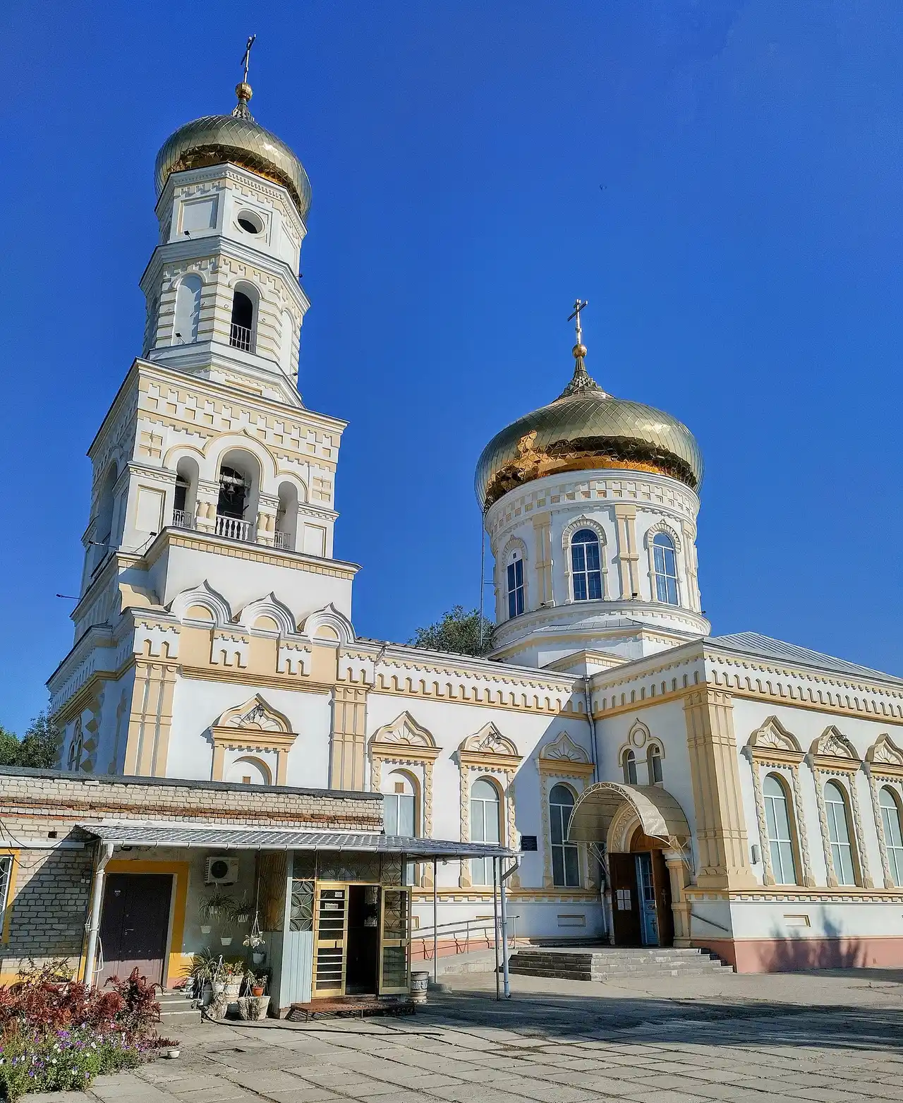 Фасад і дзвіниця собору Спасо-Нерукотворного Образу в Павлограді